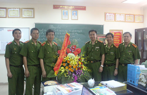 Thiếu tướng, GS.TS Nguyễn Văn Nhật cùng đại diện các đơn vị trong Học viện tặng hoa chúc mừng Trung tâm nghiên cứu Tội phạm học & Điều tra tội phạm.
